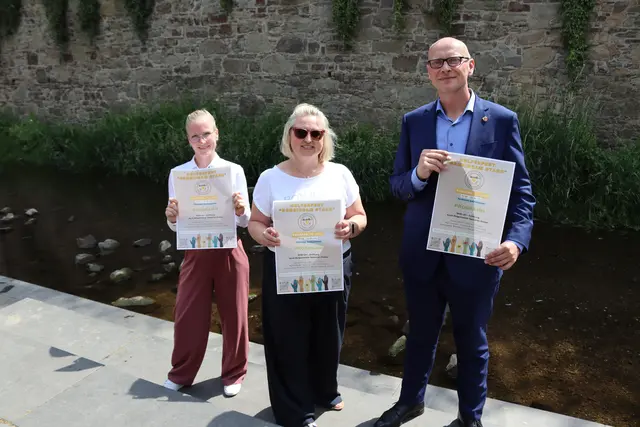 Die letzten Vorbereitungen für das Fest organisieren derzeit Lisa Eckardt, Stephanie Schmitz und Bürgermeister Sebastian Glatzel.  | Foto: Mager/Stadt Bad Münstereifel