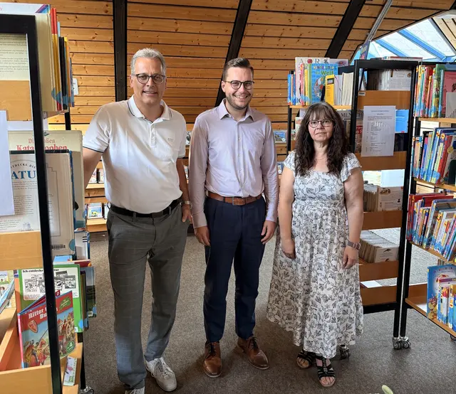 Ortstermin in der Stadtbücherei (v.l.): Bürgermeister Ulf Hürtgen, Tim Fröhling von der Volksbank Euskirchen und Heike Schütz, Leiterin der Stadtbücherei.   | Foto: Stadt Zülpich / Torsten Beulen