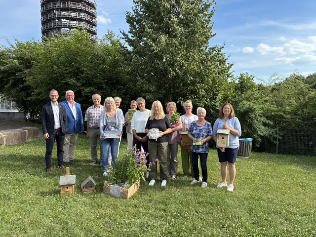 Steffen Goße von der Volksbank Oberberg, Waldbröls stellvertretender Bürgermeister Ingo Solbach und Reiner Stegemann von der NABU-Ortsgruppe Waldbröl (v.l.) gratulierten den Gewinnerinnen des ersten Waldbröler Naturgarten-Wettbewerbs. | Foto: Privat
