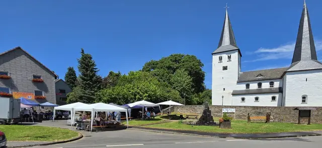 Das Brunennfest rund um die Evangelische Kirche in Leuscheid unterstützte mit seinen Einnahmen den Erhalt des Dorfbrunnens. | Foto: Bürger- und Verschönerungsverein Leuscheider Land e.V.