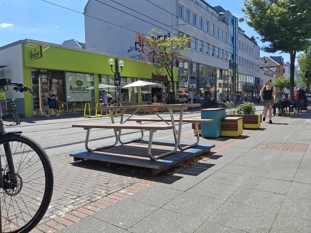 So sahen die Stadtmöbel aus, die im vergangenen Jahr testweise auf der Friedrich-Breuer-Straße standen. Solche Sitzgelegenheiten wollten die Antragsteller möglichst schon vor den Sommerferien wieder im Beueler Zentrum aufstellen. | Foto: Archivfoto: jld