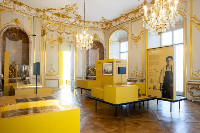 Moderne Ausstellungsarchitektur trifft auf barocken Prunk: „Rokoko under Construction“ zeigt rund 150 Exponate zur Baugeschichte von Schloss Augustusburg. | Foto: Schlösser Brühl/Astrid Piethan