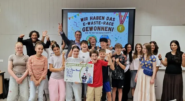 Großer Jubel: Die Schülerinnen und Schüler der Gewinnerschule IGS Bonn-Beuel bei der heutigen Abschlussveranstaltung des E-Waste-Race mit Sparkassenvorstand Dr. Andreas Dartsch. | Foto: Cigdem Deveci