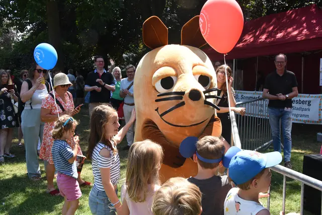 Zum Kuscheln mit der WDR-Maus war es fast zu warm.  | Foto: AS