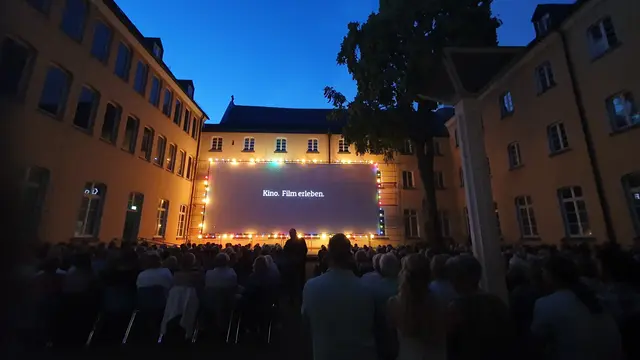 Seit mehr als 35 Jahren verwandelt sich der Innenhof des Brühler Rathauses im Sommer in einen Freiluft-Kinosaal. Dort feiert das ZOOM Open Air nun sein 40-jähriges Bestehen. | Foto: C. Presselmayr