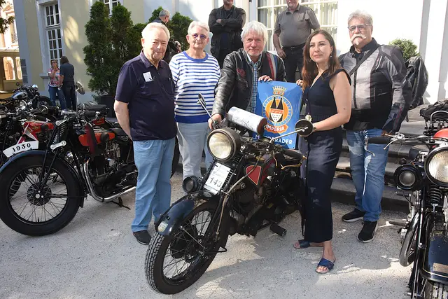 Kabarettist Jürgen Becker nahm an der Imperia-Ausfahrt auch teil, freute sich mit Organisator Hans-Jürgen Schiffner, der Bad Godesberger Bezirksbürgermeisterin Feyza Yildiz, Heinz Berhausen und Heidi Peters über das Interesse an den Imperia-Motorrädern.  | Foto: AS