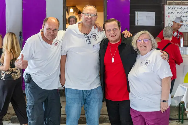 Der Tönnisberger-Vorstand beim Sommerfest mit dem Karnevalsrapper Nik Lewin. | Foto: Bastian Ulrich