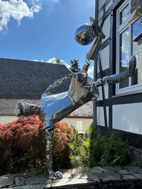 Auch der Fußballer aus Metall zeigt Peter Ratz’ Gespür für Bewegung: Mit ausgestrecktem Bein jagt die Figur den Ball symbolisch ins Tor. | Foto: Arbenita Kosumi/pp/Agentur ProfiPress