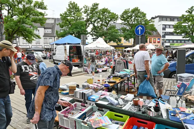 Groß war der Andrang auf dem Eitorfer Trödelmarkt auch in diesem Jahr wieder. Die vielen Besucher konnten in einem reichhaltigen Angebot aus neuen und gebrauchten Sachen stöbern und machten auch reichlich Gebrauch davon. | Foto: Herkenrath