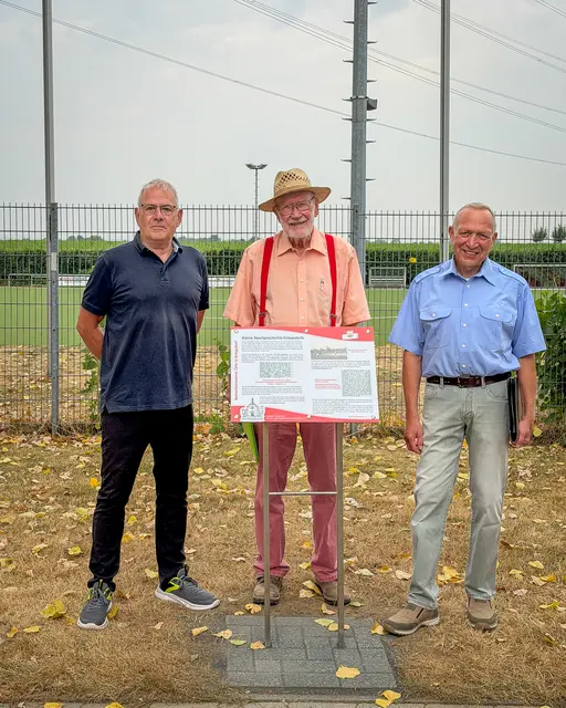 Drei der vier Mitglieder der Arbeitsgruppe (von links): Horst Sandkuhl, Ulrich Schöttelndreier, Joachim W.Bohn, nicht im Bild: Kerstin Dörnchen.  | Foto: Stadt Troisdorf