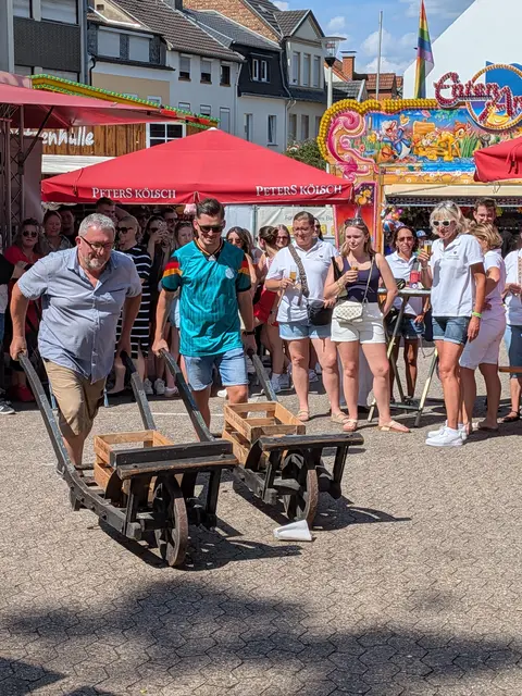 Spaß mit Tradition: Beim Schürreskarren-Rennen maßen sich mehrere Zweierteams.  | Foto: fes