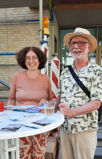 Julian Beywl, Vorsitzender der bib-friends Brühl, und Renate Simon-Pütz, Leiterin der StadtBibliothek Brühl, informierten beim Bücherflohmarkt über die Arbeit von Förderverein und Bibliothek. | Foto: Petra Gewiss