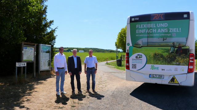 Patrick Schmidder (Geschäftsführer der Nordeifel Tourismus GmbH), Achim Blindert (Allgemeiner Vertreter des Landrats des Kreis Euskirchen) und Dr. Marcel Frank (Geschäftsführer der Regionalverkehr Köln GmbH) bei der Vorstellung der gemeinsamen Kampagne.  | Foto: REVK