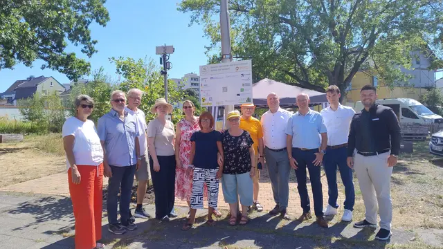 Sponsoren und Gartenteam vor dem neuen Schild.  | Foto: Sedlaczek