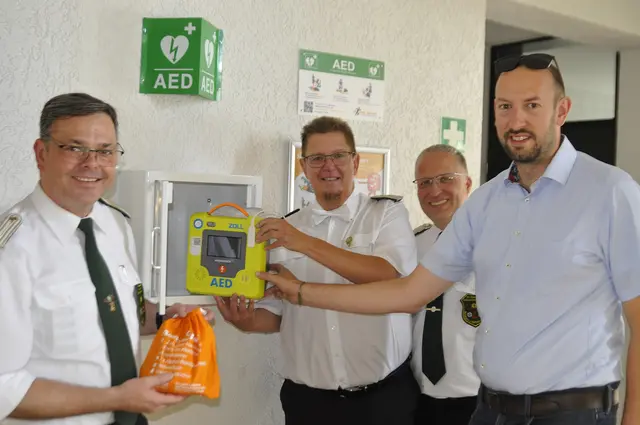 Vorstellung des Defibrillators (von links): Kassierer Mike Peters, Diakon Adi Halbach, Brudermeister Peter Klett und Bürgermeister Christian Mandt. | Foto: Frank Engel-Strebel