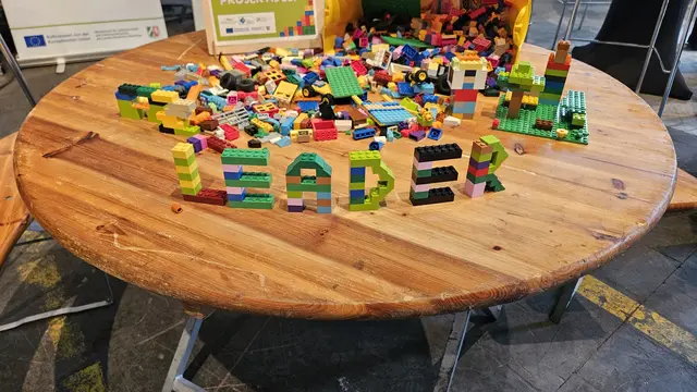 Mit Legosteinen können Kinder und Jugendliche am LEADER-Infostand ihre Ideen für die Zukunft ihrer Dörfer und Orte kreativ gestalten. | Foto: Kulturlandschaftsverband Oberberg