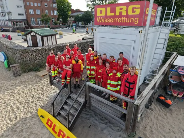 Mit ihrem ehrenamtlichen Einsatz im Zentralen Wasserrettungsdienst Küste sorgen Mitglieder der DLRG Ortsgruppe Frechen während der Badesaison für Sicherheit an Nord- und Ostsee.  | Foto: DLRG Frechen