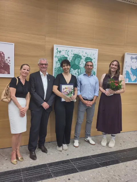 Bei der Verleihung des Joseph und Anna Fassbender-Preises in der RathausGalerie: (v.l.) Katja Wolf, Bürgermeister Dr. Marc Prokop, Preisträgerin Assunta Abdel Azim Mohamed, Udo Schmitz und Laudatorin Magdalena Ramsey. | Foto: Stadt Brühl