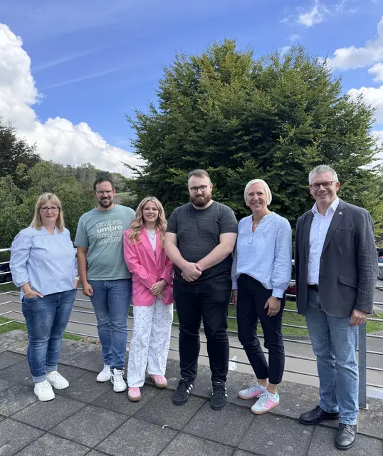 (v.l.n.r).: Ausbildungsleiterin Diana Froitzheim, Max Sauerbier, Sarah Poppensieker, Nils Meyer, Beigeordnete Diana Ottofülling und Bürgermeister Sven Engelmann (urlaubsbedingt fehlt: Pia Schmitz) | Foto: Gemeinde Lindlar