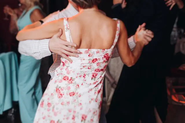 Von September bis Dezember laden die „Frauenberg Open“ zu regelmäßigen Übungsstunden im Standarttanz ein.  | Foto: Stock/Adobe.com/tsuguliev
