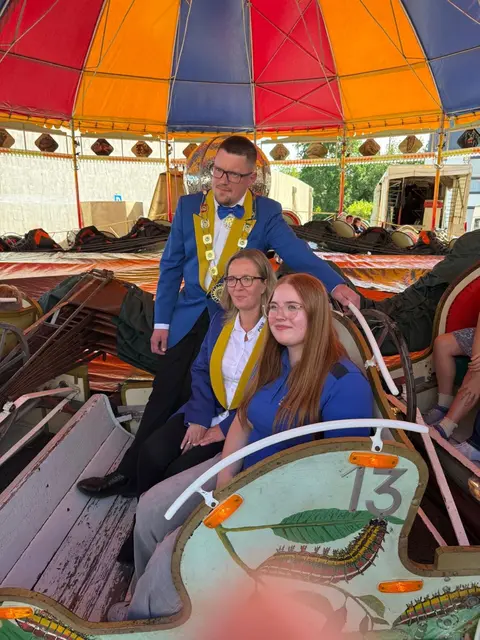 Ein starkes Trio für die kommende Session: Prinzessin Marie I. (vorne), ihre Adjutantin Anja Hück und PGM-Vorsitzender Michael Hammer bei der Präsentation auf der Kirmes.  | Foto: PGM/pp/Agentur ProfiPress
