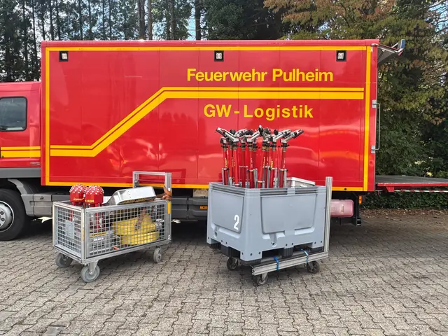 Die Feuerwehr Pulheim hat umgehend reagiert und unterstützt die Einsatzkräfte mit zusätzlichem Löschmaterial wie zum Beispiel speziellen Düsenschläuchen.  | Foto: Feuerwehr Pulheim