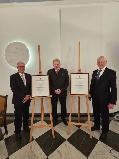 Im Kapitelsaal wurden Michael Kreuzberg (Mitte) und Dieter Freytag von Bürgermeister Dr. Marc Prokop (rechts) zu Altbürgermeistern der Stadt Brühl ernannt. | Foto: Stadt Brühl