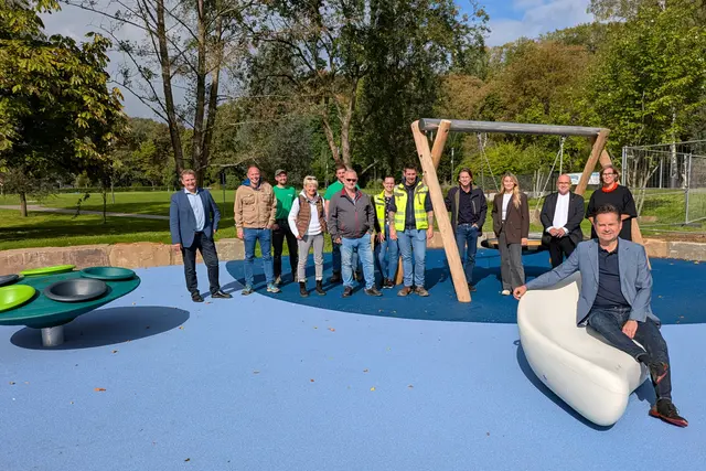 Mit einer kleinen Eröffnungsveranstaltung sind die Arbeiten zur Erweiterung des Kleinkinder-Spielplatzes im Wiehlpark abgeschlossen worden.  | Foto: Stadt Wiehl