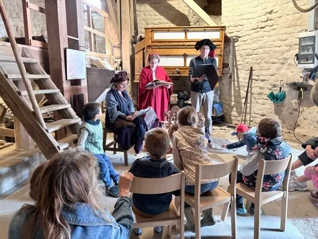 In historischen Kostümen lasen die Mitarbeiter der Bücherstube Brauweiler beim Mühlentag Märchen vor.		 | Foto: Mühlenverein Brauweiler