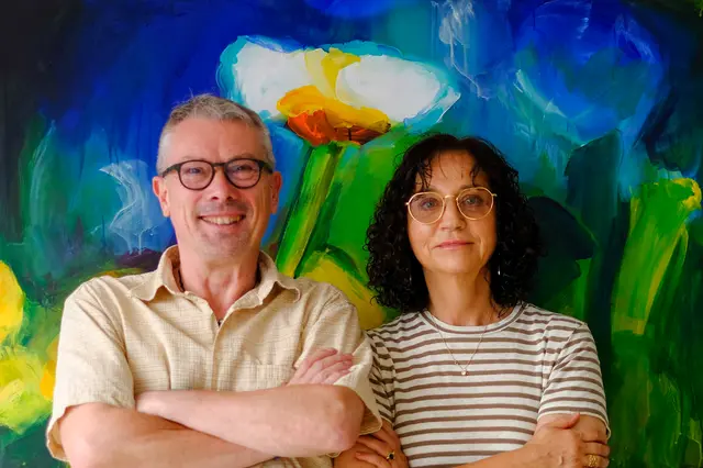 Zeigen im Schwingeler Hof unterschiedliche künstlerische Blickwinkel auf ähnliche Motive: Torsten Gripp und Roswitha Schumacher-Kuckelkorn laden mit der Ausstellung „Farbe berührt“ dazu ein, Kunst nicht nur zu sehen, sondern auch zu hören und zu ertasten.  | Foto: Torsten Gripp