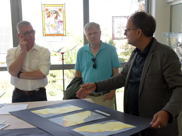 Georg Linden (rechts), Werkstatt- und Abteilungsleiter Handwerk, erläutert Bundesinnungsmeister Robert Schmitz (links) und Jan Lux Entwürfe für Glasmalerei.  | Foto: Lucas Pfingsten