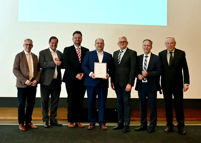 Bei der Verleihung des Stillen Bürgerpreises 2026 (v. l.): Bürgermeister Sven Engelmann, Thorsten Schick, Christian Berger, Preisträger Torsten Wolter, Hans Peter Scheurer, Landrat Klaus Grootens und Werner Sülzer. | Foto: CDU Lindlar
