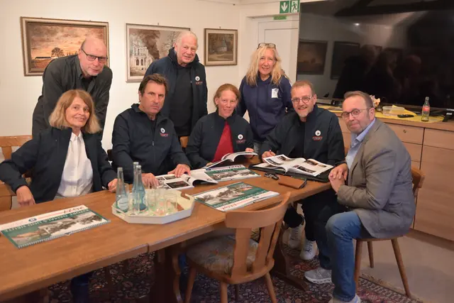 Im Siegtalhaus des Heimatvereins Eitorf präsentierte ein Teil des Redaktionsteams die neuen Heimatblätter und den druckfrischen Eitorfer Heimatkalender. | Foto: Herkenrath