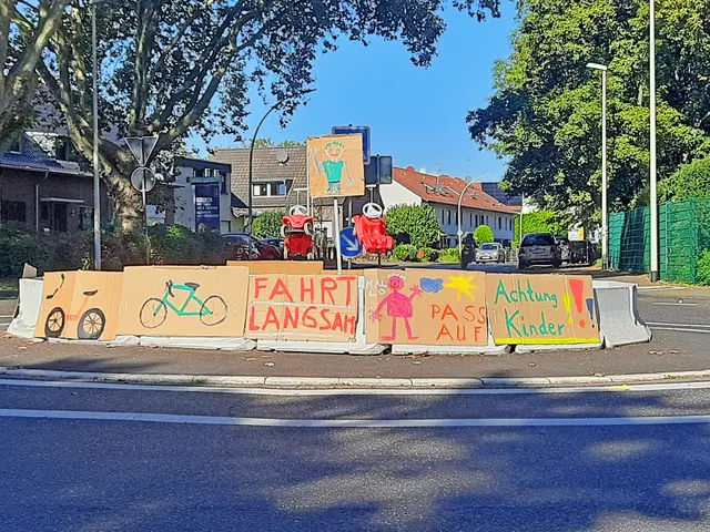Mit bunten Plakaten und aufgehängten Bobbycars wird im Kreisverkehr Alte Straße/Blindgasse auf die Gefahren für Kinder im Straßenverkehr aufmerksam gemacht.  | Foto: Lars Kindermann