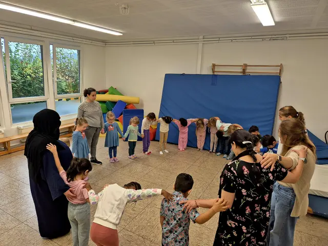 Mit Tänzen aus verschiedenen Ländern begaben sich die Kinder des Familienzentrums Krümelkiste auf eine fröhliche Reise durch die Kulturen der Welt.  | Foto: Angelina Hoppe