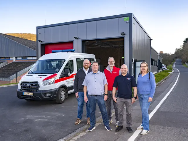 Schon vor der feierlichen Eröffnung mit strahlende Gesichter im Sonnenschein vor der neue Unterkunft in Bad Münstereifel: (v. l.) Boris Brandhoff, Gerd Fink, Rolf Klöcker, Martin Sieradzki und Beate Kruse.  | Foto: Ronald Larmann/pp/Agentur ProfiPress