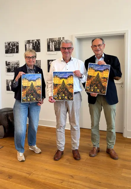 Präsentieren den aktuellen Lions-Adventskalender: Renate Jaus (Lions). Marc Prokop (Bürgermeister der Stadt Brühl), Michael  Krieg (Lions).  | Foto: Lions Brühl