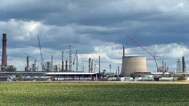 Wochenlang bestimmten Krane und Gerüste das Bild am Shell-Standort in Wesseling. Nach fünf Wochen intensiver Arbeiten ist der planmäßige Großstillstand der chemischen Anlagen nun abgeschlossen. Die Anlagen wurden wieder angefahren und befinden sich nach Angaben des Unternehmens im Regelbetrieb. | Foto: Shell Rheinland