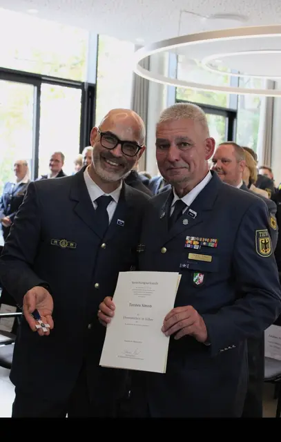 Seit 1994 engagiert sich Torsten Simon beim Technischen Hilfswerk. Für seinen langjährigen Einsatz wurde er nun mit dem THW-Ehrenzeichen in Silber ausgezeichnet. | Foto: THW Gummersbach