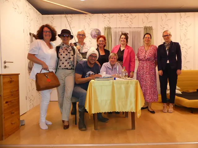 Die Mimen der Martinsgemeinschaft und Regisseurin Ursula Herchenbach (vorne rechts) freuen sich schon auf die kommenden Aufführungen.  | Foto: Gast