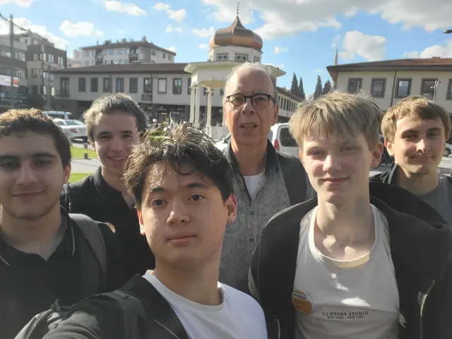 Toller Erfolg in der Türkei: (v.l.) Iden Gagi, Magnus Fey, Silas Freund, Mathis Meyer und Jonathan Helmut Fritz. Das talentierte MEG-Quintett wurde vom ehemaligen Informatiklehrer Werner Engels begleitet.  | Foto: MEG