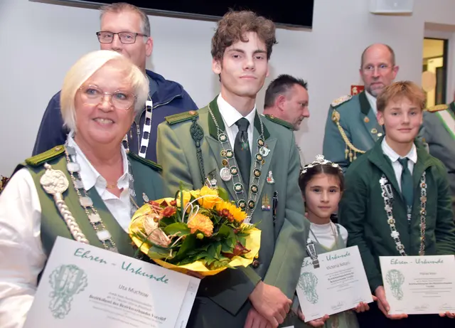Sie freuen sich über ihren Erfolg beim Bezirksfest des Bezirksverbandes Voreifel – von links Uta Muchow (Bezirksliesel), Felix Pommerich (Bezirksprinz), Victoria Soltani (Bezirksbambiniprinzessin) und Florian Klein (Bezirksschülerprinz)). | Foto: Peter Adolf