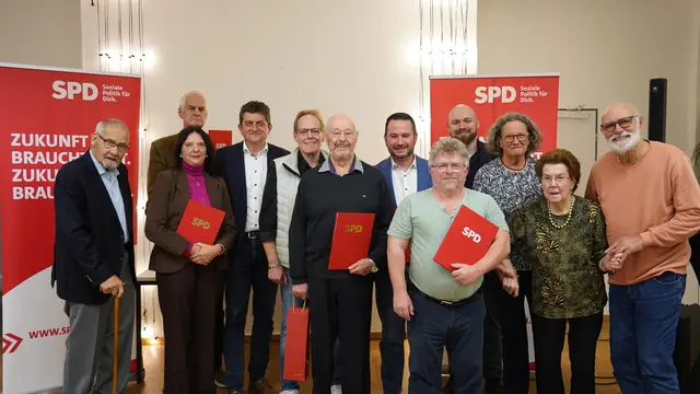 In der Music Academy in Alt-Hürth fand die Mitgliederehrung der Hürther SPD statt: (v.l.) Peter Josef Linnartz, Bärbel Leers, Faramarz Khiabani, Michael Kleofasz, Willi Becker, Lother Lax, Stephan Renner-Abels, Michael Maiwald, Timo Allhoff, Regina Reiners, Liesel Kriechel und Günter Reiners.    | Foto: SPD Hürth