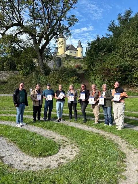 Mit großer Freude haben die acht Teilnehmenden nach erfolgreichem Abschluss des Lehrgangs ihre Zertifikate entgegengenommen. | Foto: OBK