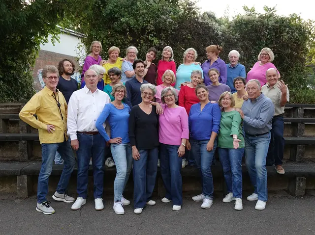 Seit 30 Jahren sind die Swinging Friends mit Jazz und Pop unterwegs. Samstag, 7. November, feiert der Chor der Städtischen Max-Bruch-Musikschule sein Jubiläum mit „Blue Moon Light“ in Heidkamp.  | Foto: Julia Cramer