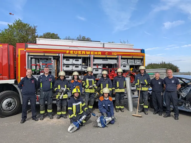 Unter fachlicher Anleitung der Ausbilder Jonas Mateka, Matthias Rößler, Thomas Gundlach und Rainer Girkens (jeweils außen) absolvierten die acht Teilnehmer erfolgreich das Modul zur Technischen Hilfeleistung der Feuerwehr-Grundausbildung. | Foto: Feuerwehr Rheinbach.