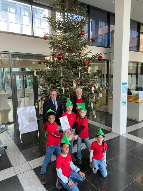 Gutes tun mit vielen „geplückten“ Weihnachtsmännern: Polizeipräsident Frank Hoever (links) und Diakonie-Geschäftsführer Ulrich Hamacher zusammen mit den Botschafter-Kindern.  | Foto: Polizei Bonn