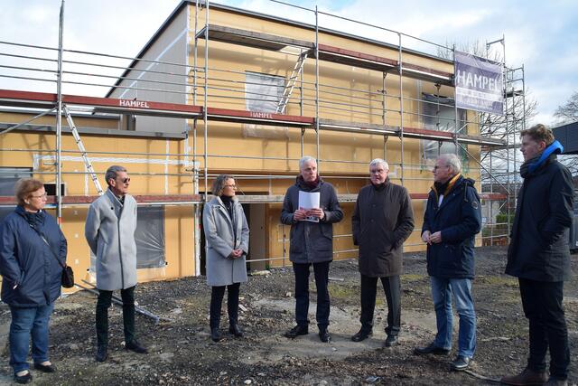Der Rohbau steht, im Sommer sollen die Kinder einziehen: Ministerin Ina Scharrenbach (3. von links) informierte sich über die Kita am Oedekovener Rathaus.