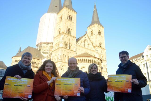 (v.l.n.r.): R. Braun-Paffhausen, J. Flor-Wilczek, C. Jasper, J. Wagner-Orth, L. Gippert laden am 12. und 13. Februar zum Jugendfestival im Bonner Münster ein.