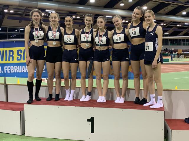 Sophia Kresken (links) und Sarah Schumacher (rechts) vom TuS Wesseling waren mit ihren Staffelkolleginnen der Cologne Athletics erfolgreich.